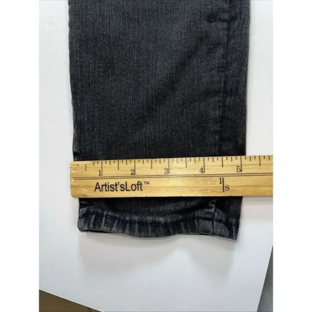 American Eagle Outfitters little pulling